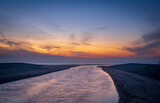 Fototapeta Fototapety do łazienki - Wieczór nad morzem, plaża, woda wpływająca. Piękne niebo oświetlone resztkami słońca.