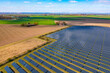 Landwirtschaft neben Solarpanels eines Solarparks im ländlichen Deutschland