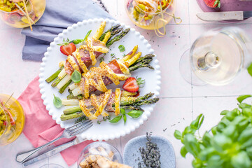 Wall Mural - Weißer und grüner frischer Spargel mit  Erdbeeren eingewiekelt in blätterteig mit leckeren schinken 