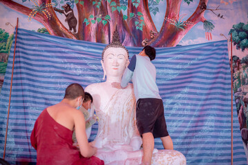 Repair and restoration of Buddha statues.