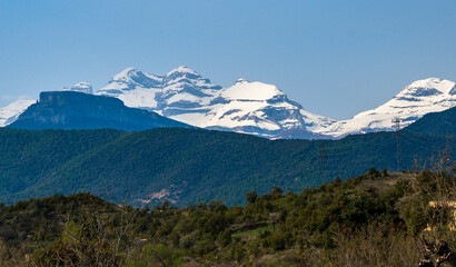 Vistas del macizo del Monte Perdido y del rio Cinca a su paso por la ciudad de Ainsa, en los Pirineos españoles. 