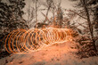 Goldene Funken sprühen nachts im Schnee auf Berg die Funken durch glühende Stahlwolle die im Kreis geschleudert wird, Deutschland
