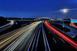 Verkehr auf deutschen Autobahnen bei Nacht, Lichtspuren der schnellen Fahrfzeuge