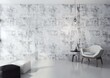 Nowoczesne, minimalistyczne wnętrze z surową betonową ścianą.