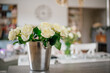 Białe róże na stole w nowoczesnym wnętrzu