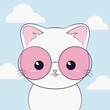 Ręcznie rysowany mały biały kotek w różowych okularach na tle niebieskiego nieba i chmurek. Wektorowa ilustracja zadowolonego, siedzącego kota. Słodki, uroczy zwierzak.