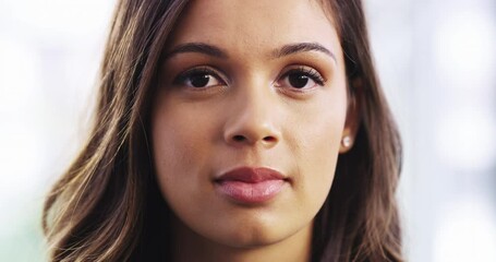 Aufkleber - Shes got some energy today. 4k video footage of an attractive young businesswoman in her corporate office.