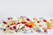 Kolorowe lekarstwa i witaminy w tabletkach rozsypane na białym tle, suplementacja diety, leczenie przewlekłe, farmacja