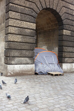 Tente De Sans-abri à Paris Sous La Porte Saint-Martin