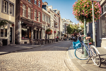 Maastrichter Straßen mit Fahrrad im Sommer