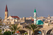 Widok starego miasta w Akka Izrael z wieżą kościoła i meczetu. 