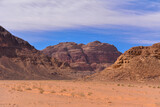 Fototapeta  - Widok z pustyni Wadi Rum w Jordania. Pustynia, wzgórza z czerwonego piaskowca i błękitne niebo.