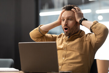 Aufkleber - Businessman Touching Head Looking At Laptop In Shock In Office