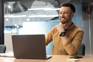 Aufkleber - Business Man Using Laptop Typing Browsing Internet Working In Office