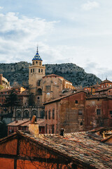 Albarracín, un pequeño pueblo medieval bañado por el río Guadalaviar entre Cataluña y Aragón. Es considerado uno de los pueblos más bonitos de España.