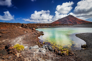 Widok na wulkan i niebo z białymi chmurami na wyspie kanaryjskiej, Lanzarote, Hiszpania