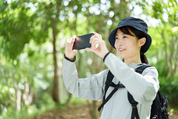 Canvas Print - 森林で写真を撮る女性