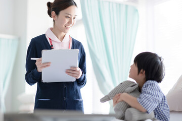 看護師と患者の男の子