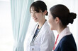 © milatas - 看護師と研修医