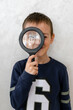 © Оксана Кустарниченко - man with magnifying glass