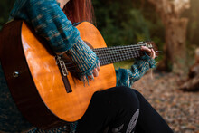 Joven Mujer Tocando La Guitarra En El Bosque Al Atardecer