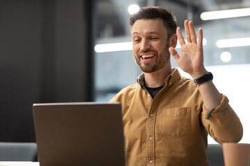 Aufkleber - Man Waving Hello To Laptop Making Video Call In Office