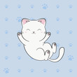 Biały leżący kot. Radosny zwierzak na jasnym pastelowym niebieskim tle w deseń w kocie łapki.