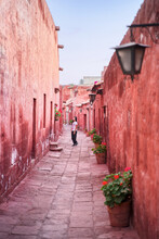 Turista Latina Apreciando La Calle Toledo En El Monasterio Santa Catalina De Arequipa