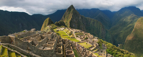 Wall Mural - Panorama of the Incan citadel Machu Picchu in Peru
