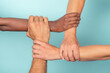 © KAPTURE STUDIO - Solidarité mains reliées sur fond bleu ciel