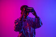 © VISTA by Westend61 - Young woman wearing virtual reality simulator standing against multi-colored background