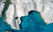 Panorama Luftaufnahme der weißen Kreidefelsen von Sarakiniko, zerklüftete Felsenlandschaft und türkises Meer, Milos, Kykladen, Griechenland 