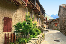 Maisons Anciennes De Montagne Au Hameau De L'écot Dans Les Alpes.