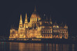 Budynek Parlamentu w Budapeszcie w nocnej odsłonie
