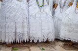 Fototapeta Desenie - Detalhes de roupas brancas de mulheres em cerimônia no candomblé