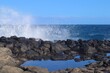 Morska bryza spowodowana rozbijającą się fala o kamieniste wybrzeże wyspy Fuerteventura