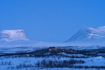 Fototapete - Dusk at the famous Lapporten (gate to Lapland) and Abisko in winter.