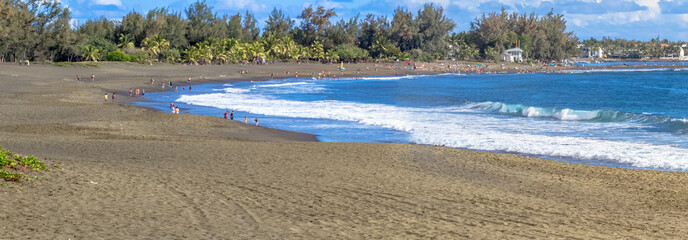 Wall Mural - Plage de l’Etang-Salé-les-Bains, île de la Réunion 