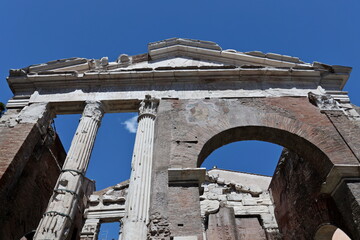 Wall Mural - Ancient ruins of a Roman temple in Rome, Italy.