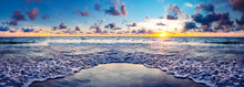 Elegante Panorama De La Puesta De Sol Y La Playa. Puesta De Sol De Ensueño En La Orilla De La Playa.