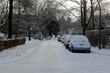 Schnee bedeckte Straße an einem Park im Winter