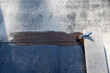 Dachbahnen abdichten mit Pinsel und Bitumen Dichtmasse