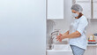© Юрий Дровнин - a nurse washes her hands