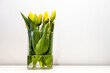 Żółte tulipany w szkle