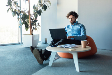 Aufkleber - Business man using laptop sitting at desk in office