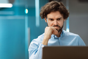 Aufkleber - Focused man using laptop sitting at desk in office