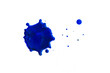 Blauer Tintenklecks und kleine Spritzer auf weißem Hintergrund