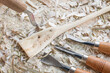 Selbst geschnitzter Holzlöffel Kochlöffel Pfannenkratzer Gabel bearbeitet mit Messer Werkzeug auf einer Werkbank mit Holzspäne, Deutschland