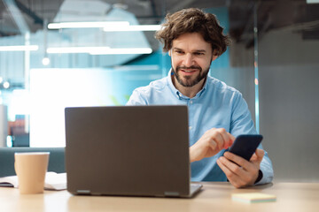 Aufkleber - Portrait of smiling man using smartphone and pc at office