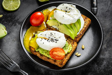Healthy Avocado Toasts For Breakfast Or Lunch With Rye Bread, Sliced Avocado, Arugula, Pumpkin And Sesame Seeds, Salt And Pepper. Vegetarian Sandwiches. Plant-based Diet. Whole Food Concept